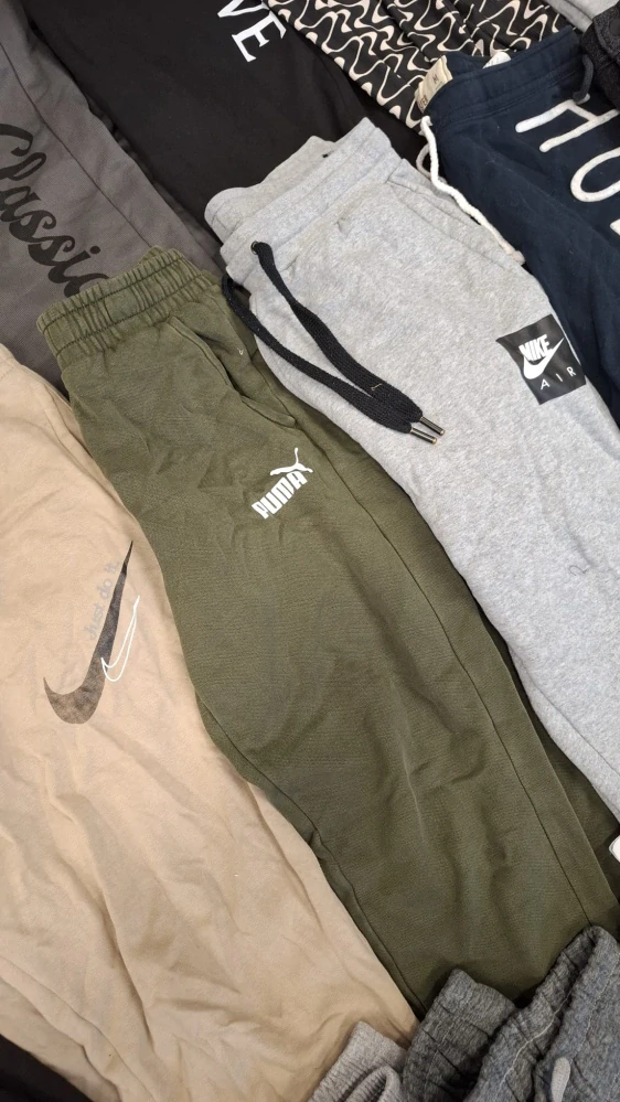 Balík 93/26 – 25 Kg tepláky pro dospělé, 1. a 2. jakost, cca 60 - 65 ks, velikosti do 2XL