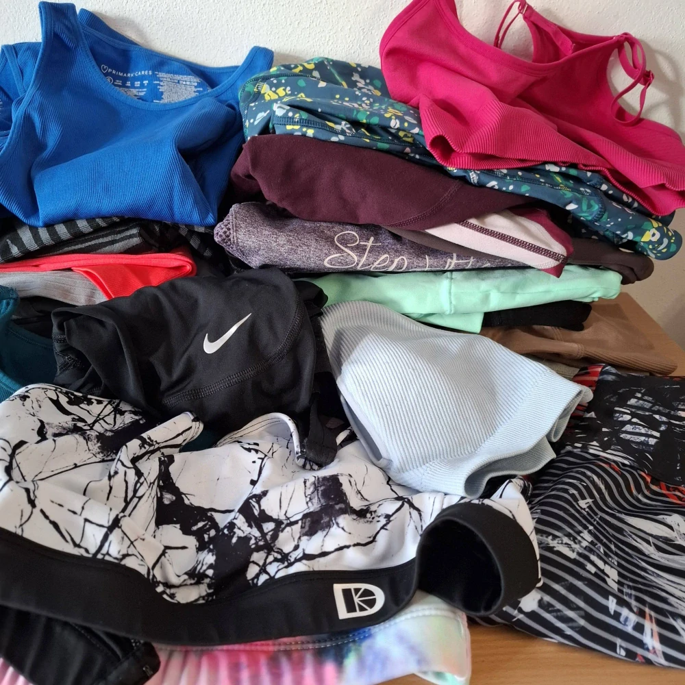 Balík 175/26, 4 kg – Výběrové dámské/dívčí sportovní legíny, kraťasy, tílka, trička a podprsenky, velikosti XS–S, 28 ks, kvalita 1 jakost + cream