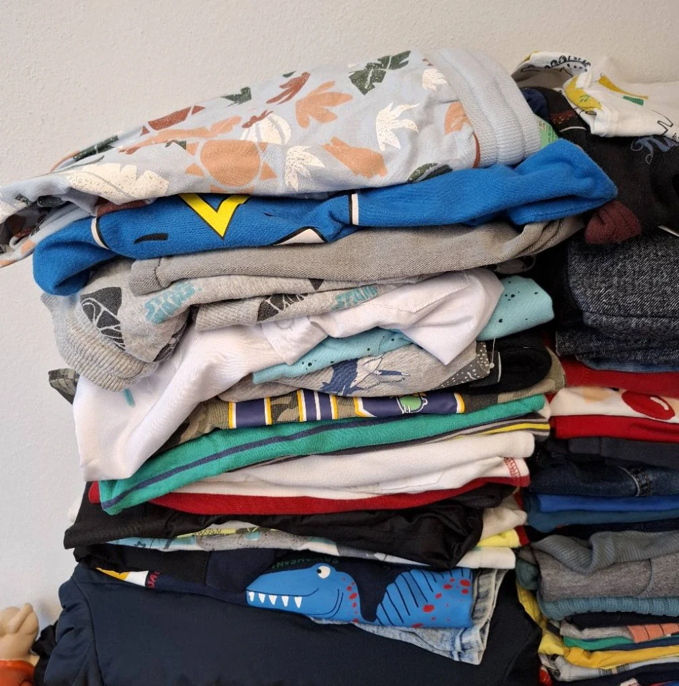 Balík 56/25, 10,8 Kg, Chlapec velikost 98 a pár kusů 104, 1,2 jakost, 81 Ks, celorok