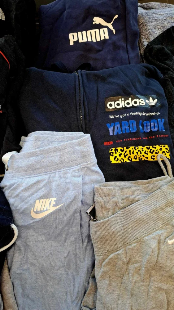 Balík 190/25, 25 Kg Originál tepláky a mikiny (většina) na zip pro dospělé, 1,2 jakost, Anglie, 57 ks