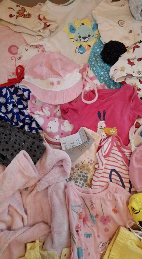 Balík 408 – 4,3 Kg – Dívčí oblečení pro miminko 0–12 měsíců – 1. jakost + cream – 51 ks + doplňky