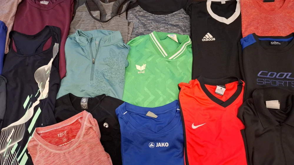Balík 717/25 – Sportovní trička a tílka pro dospělé! 3 Kg – 1. jakost + cream, 20 ks