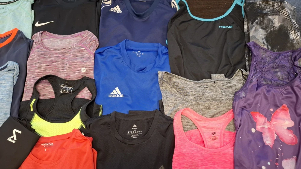 Balík 718/25 – Sportovní trička a tílka pro dospělé! 3 Kg – 1. jakost + cream, 22 ks