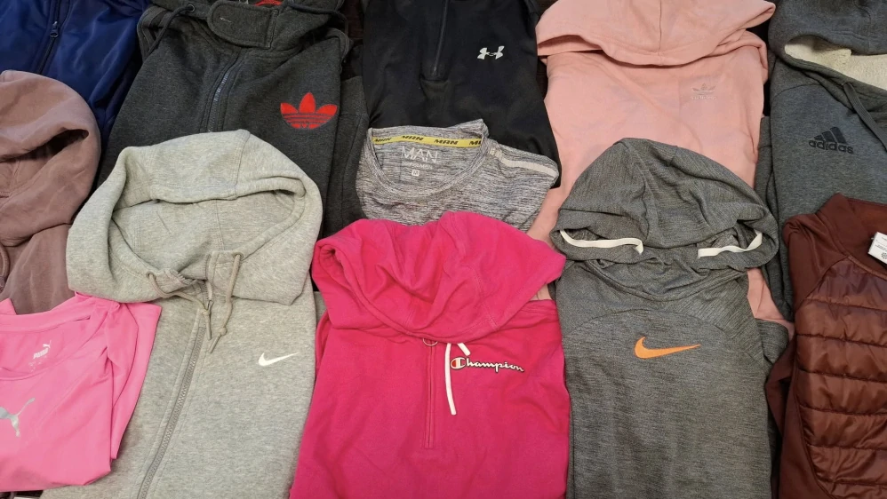 5 kg, mix značkový sport (Nike, Adidas, Puma) + sportovní legíny, kraťasy, mikiny (klasické i obyčejné sportovní značky – 1 jakost, pár kusů 2 jakost