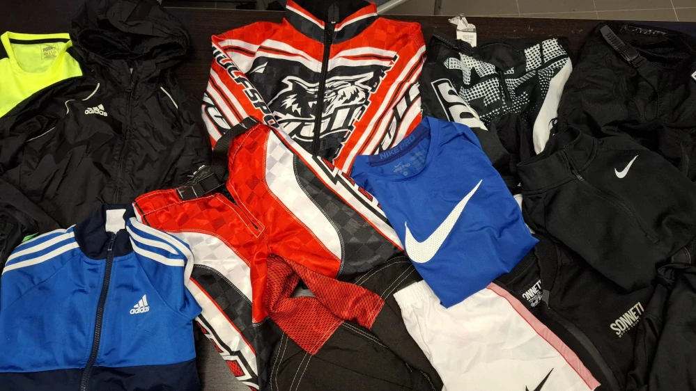 Balík 795/25 – 6,2 kg – Chlapecké sportovní oblečení 👟👧 – 27 ks – kvalita 1 jakost, pár kousků 2. jakost, velikosti 104-152 , Anglie