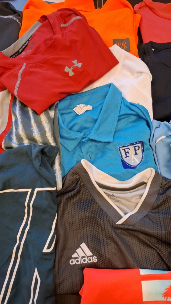 Balík 557/26 – 5 Kg sportovní trička pro dospělé, 1. jakost + cream, 39 ks