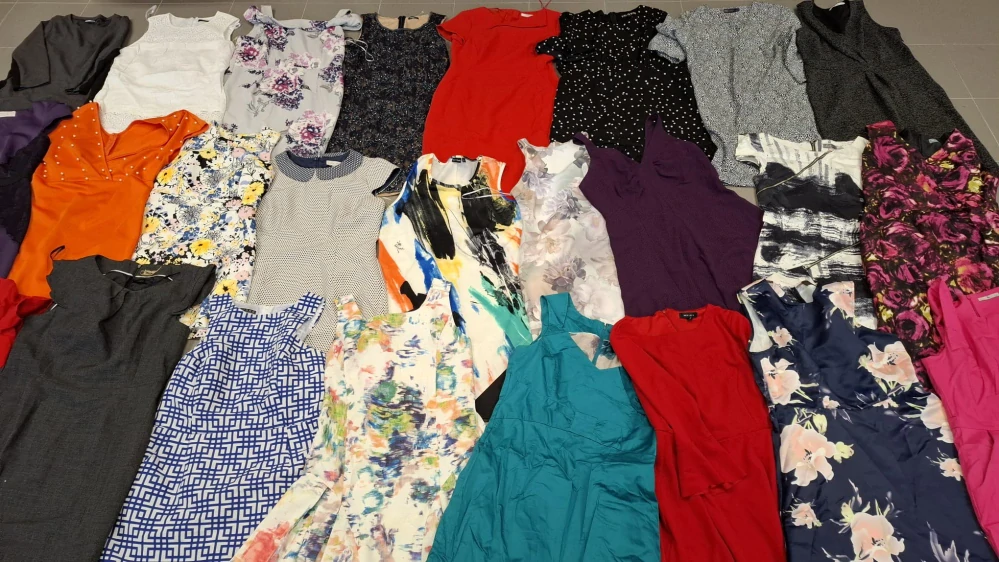 Balík 31/26 – 25 kg dámské šaty jaro–léto, 1. jakost + cream, velikosti XS–XXL