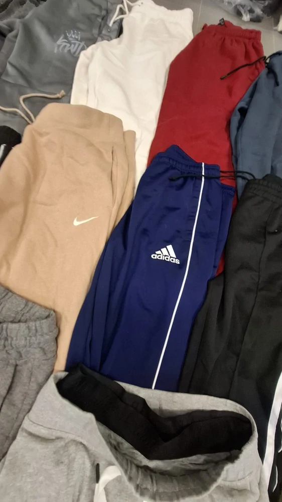 Balík 92/26 – 25 Kg tepláky pro dospělé, 1. a 2. jakost, cca 60-65 ks, velikosti do 2XL
