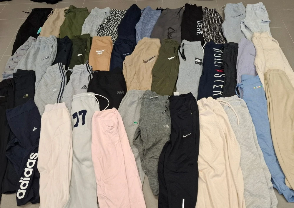 Balík 93/26 – 25 Kg tepláky pro dospělé, 1. a 2. jakost, cca 60 - 65 ks, velikosti do 2XL