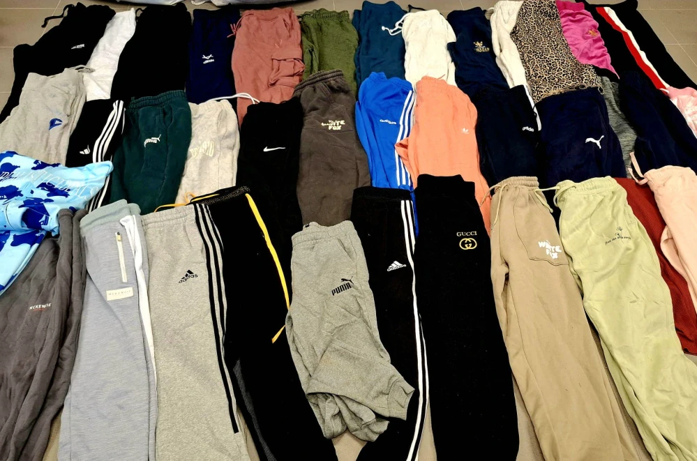 Balík 94/26 – 25 Kg tepláky pro dospělé, 1. a 2. jakost, cca 60 - 65 ks, velikosti do 2XL