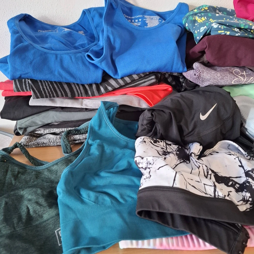 Balík 175/26, 4 kg – Výběrové dámské/dívčí sportovní legíny, kraťasy, tílka, trička a podprsenky, velikosti XS–S, 28 ks, kvalita 1 jakost + cream