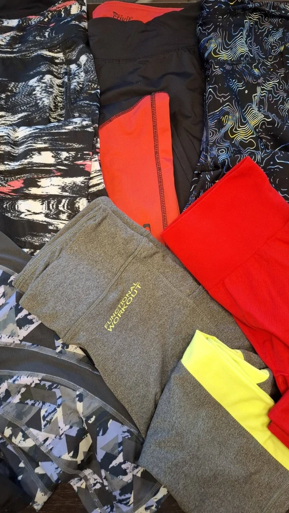 Balík 188/26, 2,7 kg, dámské sportovní legíny (vel. M), cca 16 ks, 1. jakost