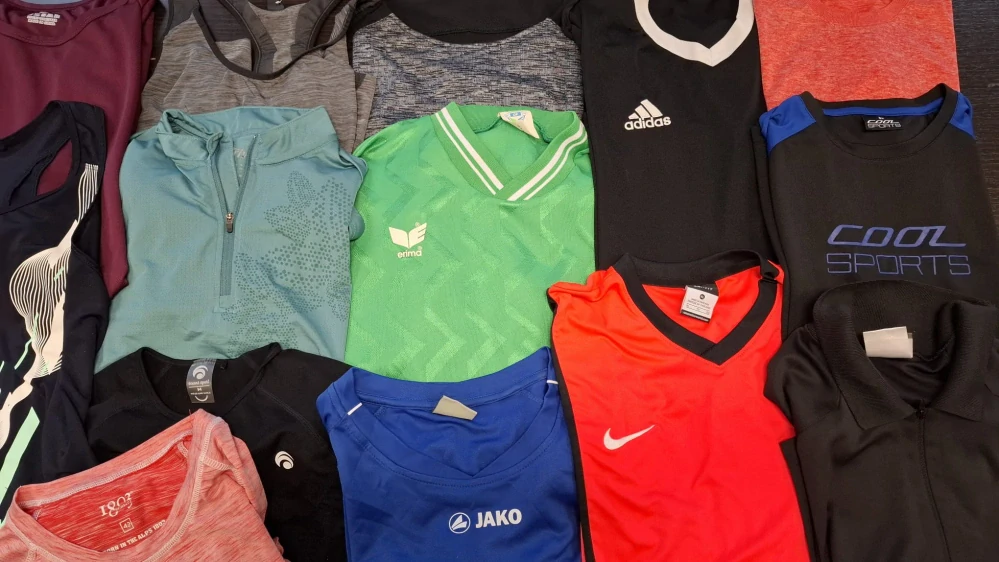 Balík 717/25 – Sportovní trička a tílka pro dospělé! 3 Kg – 1. jakost + cream, 20 ks