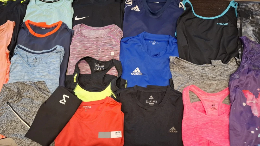 Balík 718/25 – Sportovní trička a tílka pro dospělé! 3 Kg – 1. jakost + cream, 22 ks