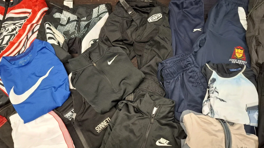 Balík 795/25 – 6,2 kg – Chlapecké sportovní oblečení 👟👧 – 27 ks – kvalita 1 jakost, pár kousků 2. jakost, velikosti 104-152 , Anglie