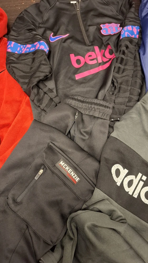 Balík 794/25 – 6 kg – Chlapecké sportovní oblečení 👟👧 – 30 ks – kvalita 1 jakost, pár kousků 2. jakost, velikosti 134-158 , Anglie