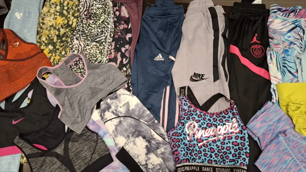 793/25 – 7 kg – Dívčí sportovní oblečení 👟👧 – 51 ks – kvalita 1 jakost, pár kousků 2. jakost, velikosti 140-158 a XS , Anglie