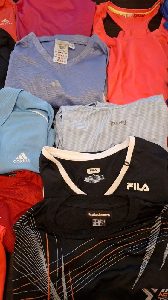 Balík 557/26 – 5 Kg sportovní trička pro dospělé, 1. jakost + cream, 39 ks