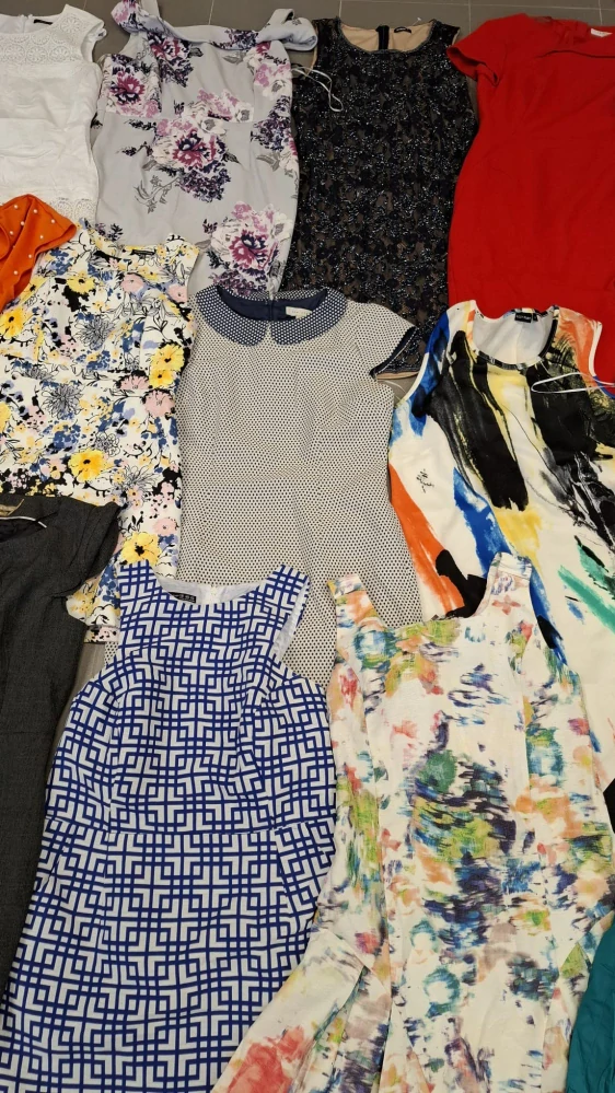 Balík 31/26 – 25 kg dámské šaty jaro–léto, 1. jakost + cream, velikosti XS–XXL