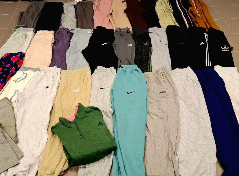 Balík 91/26 – 25 Kg tepláky pro dospělé, 1. a 2. jakost, cca 60-65 ks, velikosti do 2XL