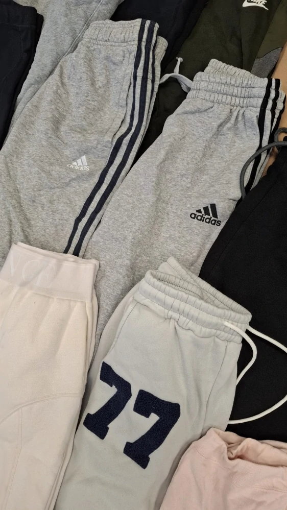 Balík 93/26 – 25 Kg tepláky pro dospělé, 1. a 2. jakost, cca 60 - 65 ks, velikosti do 2XL