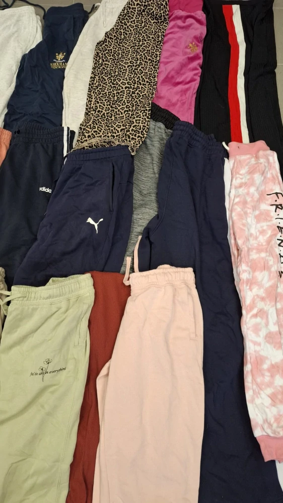 Balík 94/26 – 25 Kg tepláky pro dospělé, 1. a 2. jakost, cca 60 - 65 ks, velikosti do 2XL