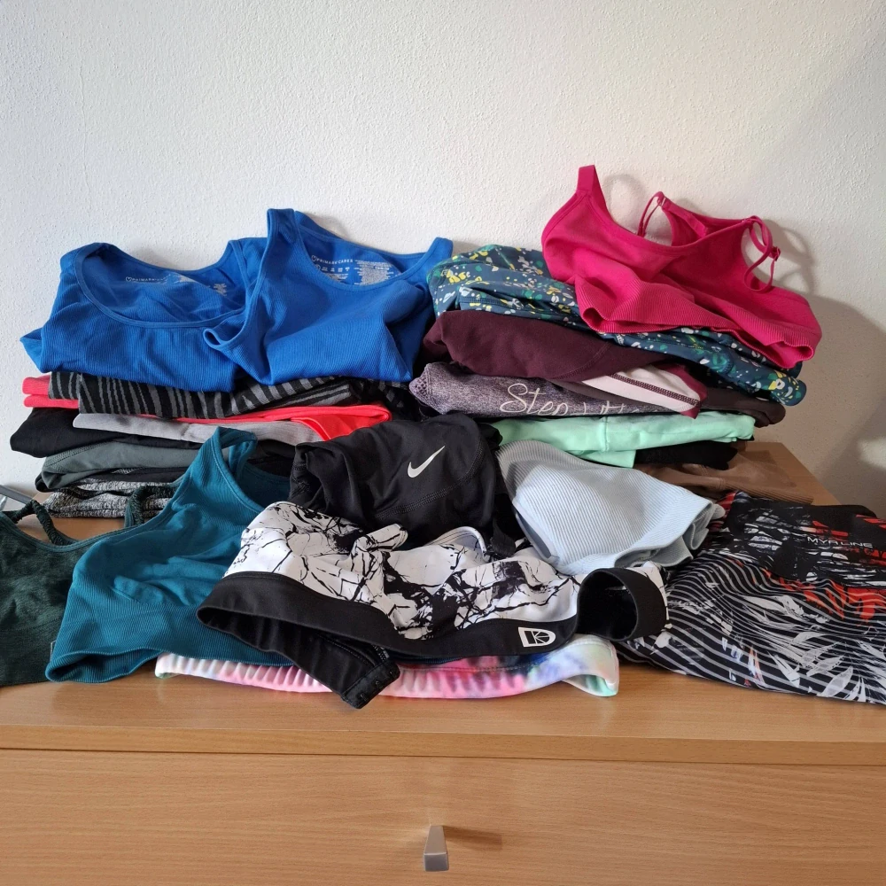 Balík 175/26, 4 kg – Výběrové dámské/dívčí sportovní legíny, kraťasy, tílka, trička a podprsenky, velikosti XS–S, 28 ks, kvalita 1 jakost + cream