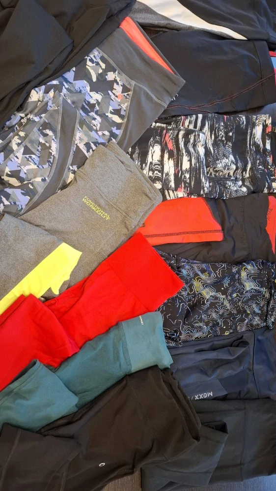 Balík 188/26, 2,7 kg, dámské sportovní legíny (vel. M), cca 16 ks, 1. jakost