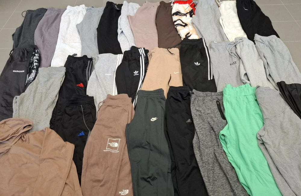 Balík 253/26 – 25 Kg tepláky pro dospělé, 1. a 2. jakost, cca 60-65 ks, Originál Anglie