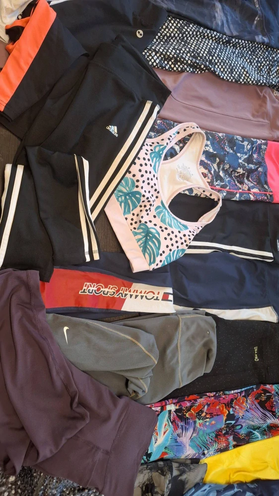 Balík 182/26, 5,8 kg – Výběrové dámské/dívčí sportovní legíny, kraťasy a podprsenky, velikosti XS–S, 34 ks, kvalita 1 jakost + cream